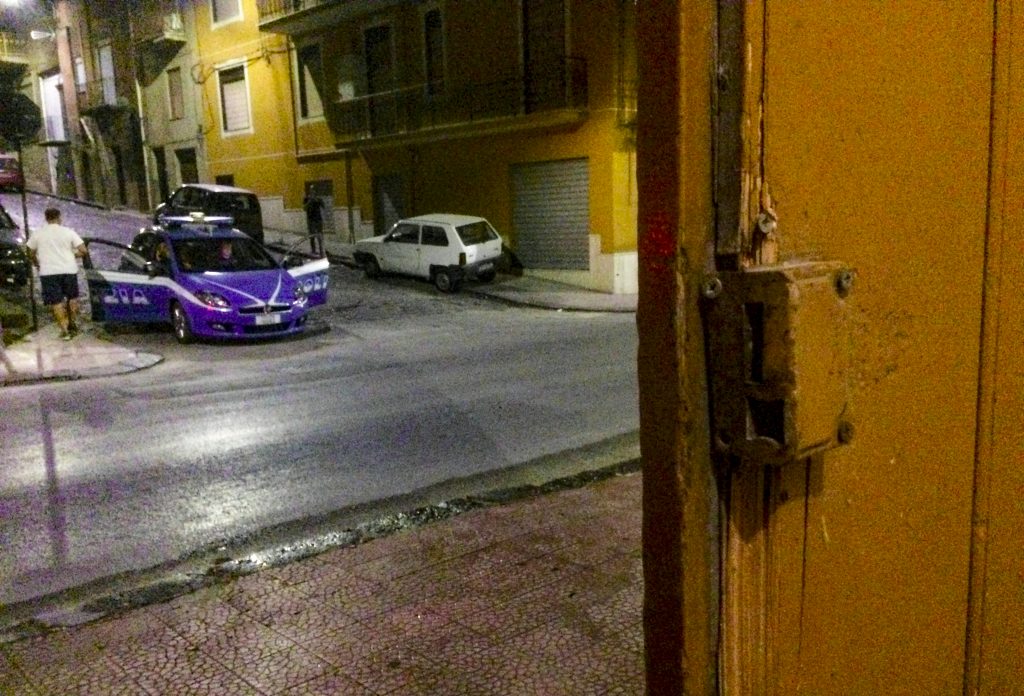 Foto della serratura forzata di una casa in Via Vittorio Emanuele a Canicattì