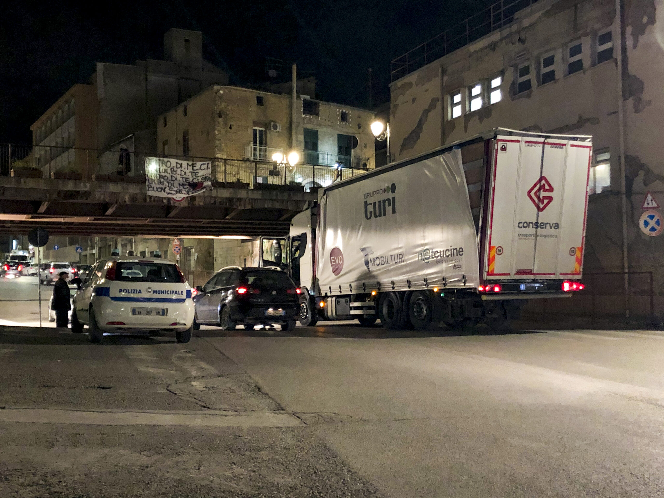 Camion mozzato sotto il ponte di Via Cirillo a Canicattì