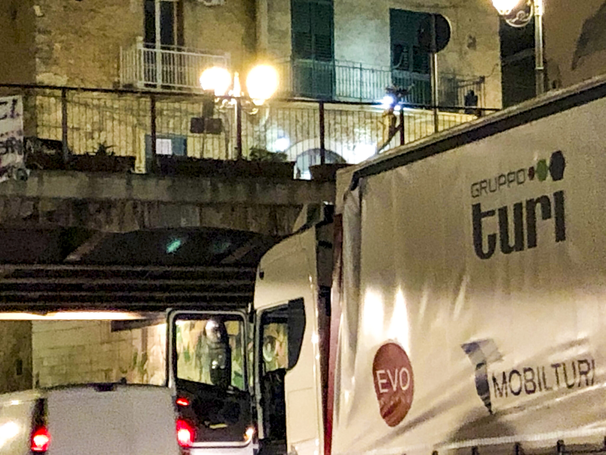 Camion mozzato sotto il ponte di Via Cirillo a Canicattì