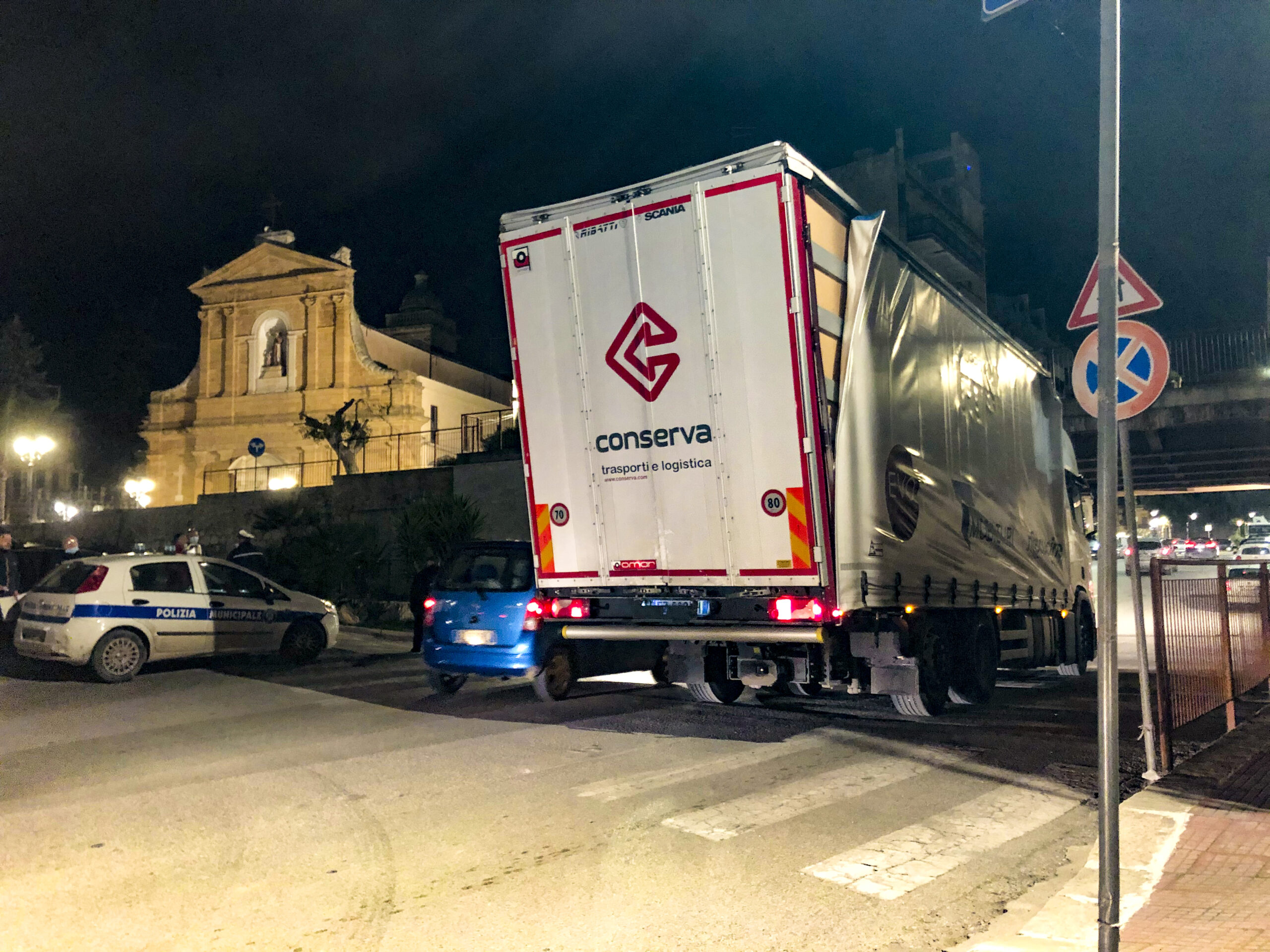 Camion mozzato sotto il ponte di Via Cirillo a Canicattì